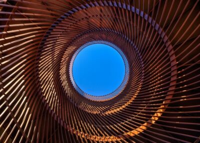 Estructura de madera redonda vista desde dentro y abajo Distintivo Marca Asturiana de Excelencia en Igualdad Enlaza Consultoría de Género y Diversidad